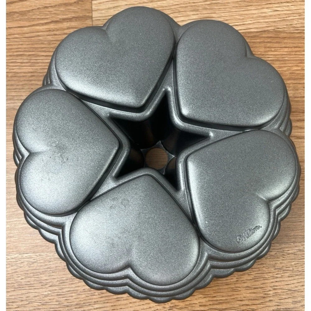Wilton Queen of Hearts Bundt Cake Pan Cast Aluminum Nonstick 10 Cup Cake Mold